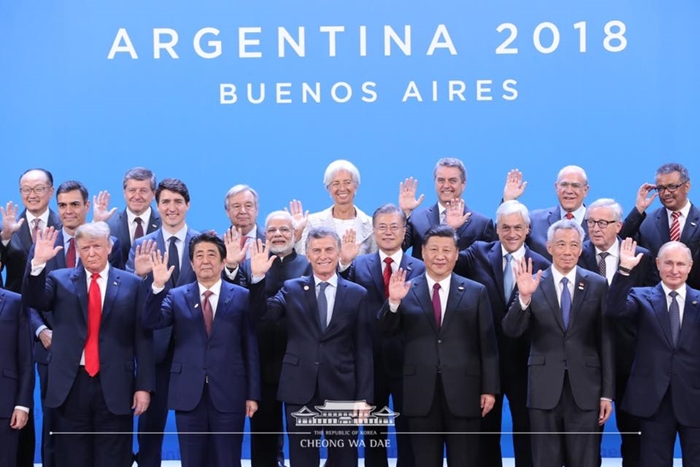 Präsident der Republik Korea Moon Jae-in (zweite Reihe, dritter von rechts) posiert für ein Gruppenfoto mit den teilnehmenden Staats- und Regierungschefs auf dem G20-Gipfel, der am 30. November im Costa Salguero Center in Buenos Aires, Argentinien, stattfand. © Cheong Wa Dae